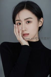 黑衣女子手托脸颊特写