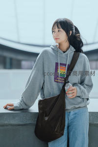 灰卫衣少女城市休闲街拍