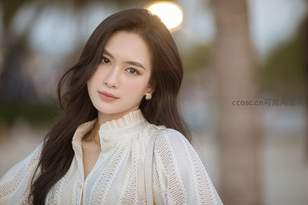 阳光下蕾丝白衣温柔女