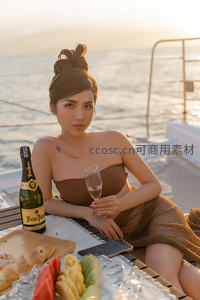 游艇日落香槟时光