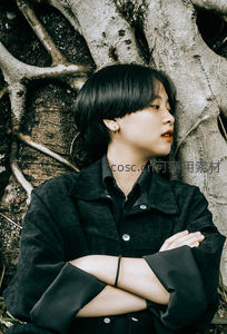 树影下的沉思少女