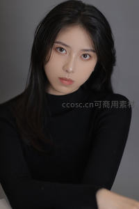 黑衣女子凝视镜头