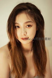 暖光柔焦下的甜美面容，简约背景凸显温柔气质