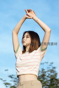 蓝天下的伸展少女