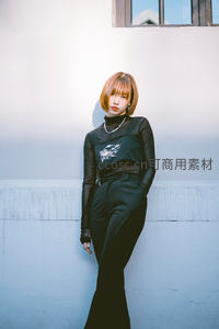 冷色调墙边酷飒女孩