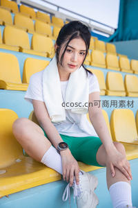 运动女孩体育场休息时刻