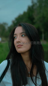 林间沉思的黑发女子