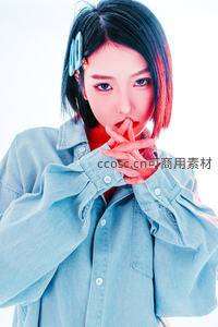 霓虹光影下的酷感少女