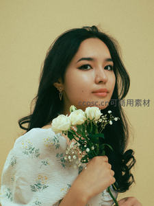 手持白玫瑰的温柔少女