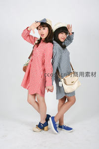 双胞胎姐妹背靠背俏皮摆拍