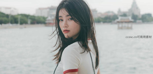 湖畔少女回眸凝望镜头