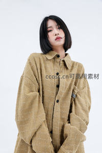 短发女生米色格纹大衣写真