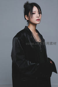 黑衣女子侧身凝视展现冷艳气质