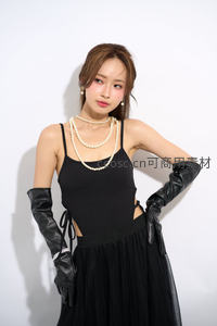 珍珠配饰优雅黑裙女郎姿态迷人