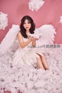 天使装扮少女坐云朵中温柔微笑