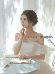 窗边沉思的白衣仙子