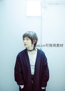 蓝调光影中的沉思少女