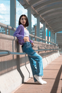 阳光下天桥的时尚剪影