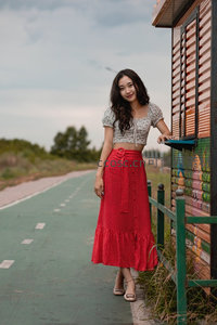 乡间小路旁的红裙少女