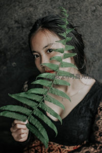 绿叶遮面的神秘女子肖像