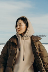 雪地里沉思的冬日女孩