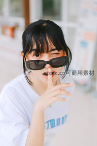 戴墨镜俏皮眨眼的少女