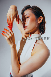 光影下的优雅姿态与指尖艺术