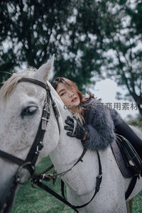 女子温柔依偎白马林间合影
