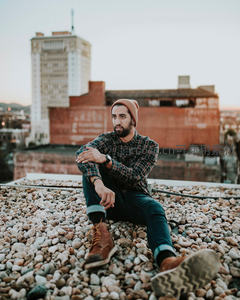 屋顶之上，城市黄昏中的沉静时刻