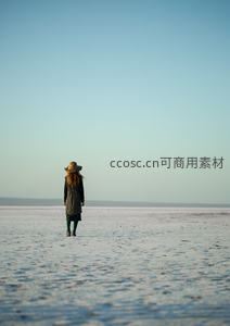 独自漫步盐湖之上的背影