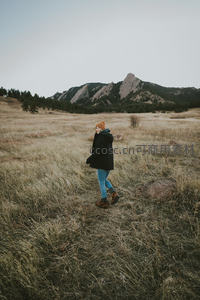 山野草甸漫步，远眺奇峰峻岭