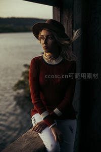 湖畔窗边凝望，复古针织衫风情