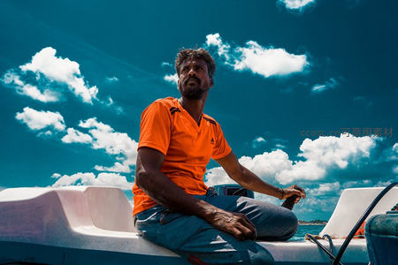 船头远眺，碧海蓝天下的沉思者