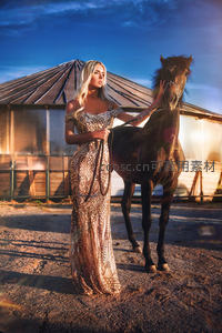 华服女子与骏马相伴