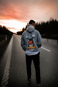 公路夕阳下背影的米奇卫衣青年