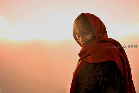 红斗篷少女在霞光中侧颜凝望