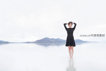 黑裙女子立于镜面湖，远山如黛云天一色