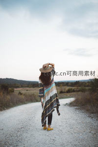 乡间小径漫步，感受黄昏的温柔与辽阔