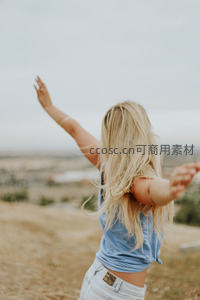 山顶迎风张开双臂