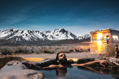 星空下的温泉浴，雪山为幕布