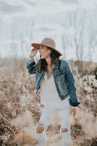 阳光下笑颜如花的牛仔女孩