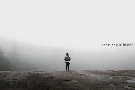 雾中孤影，行者伫立山巅