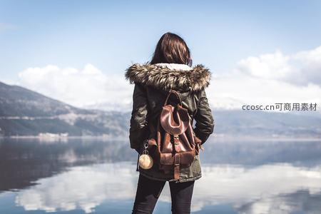 湖光山色，旅人背影沉思