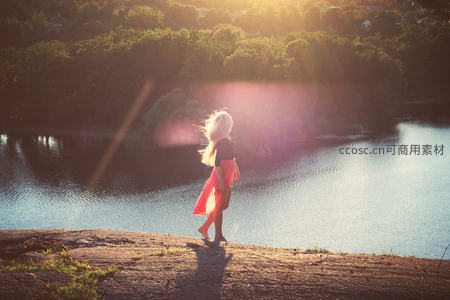 湖畔夕阳下金发少女的静谧剪影