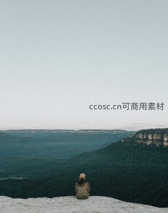 孤坐悬崖远眺层峦叠嶂的壮阔山景