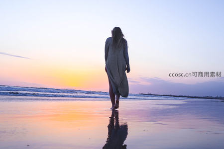 夕阳海滩漫步，倒影映水天一色