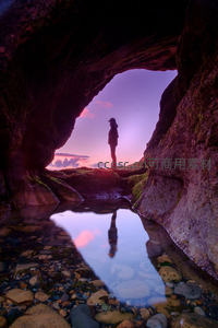 洞穴剪影，夕阳余晖倒映静谧水潭