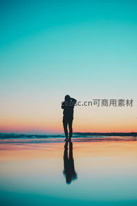 夕阳海滩上孤独剪影倒影