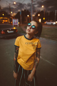 街头酷女孩，墨镜纹身尽显个性