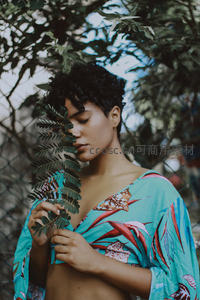 绿叶轻拂面颊的静谧瞬间